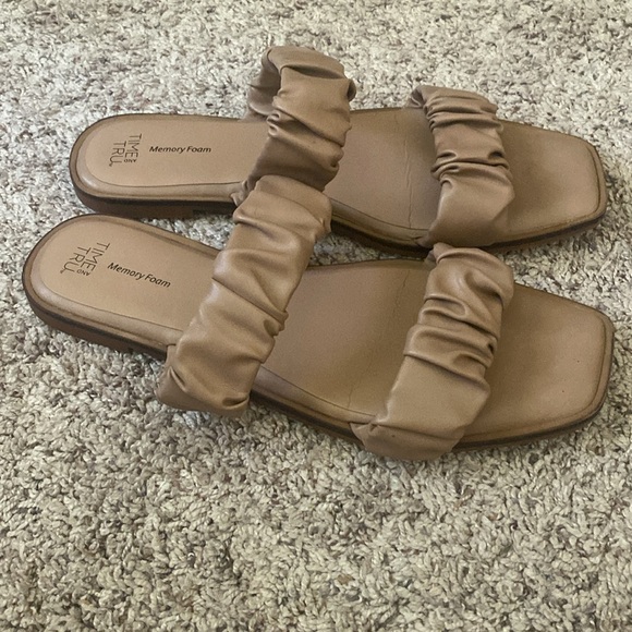 Time and Tru Women’s Ruched Strap Sandal with memory foam footbed size 9 - Picture 3 of 7